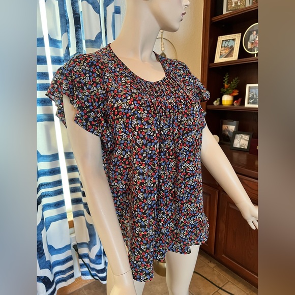 CeCe Floral Flutter Sleeve Top Size Medium - Picture 2 of 10